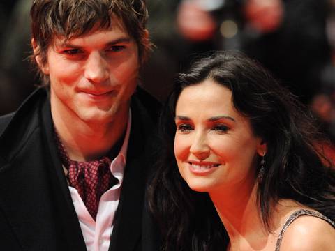 Ashton Kutcher acusa a su expareja, Demi Moore, de herir a su familia por las revelaciones de su libro ‘Inside Out’, donde contó detalles de su exrelación