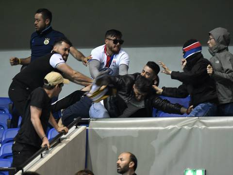 [FOTOS] Violencia entre hinchas en partido Lyon-Besiktas