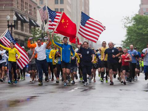 Miles de personas corren últimos kilómetros de maratón de Boston