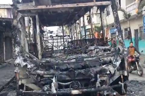 Delincuentes quemaron  bus urbano en el que viajaban 30 personas en Bastión Popular