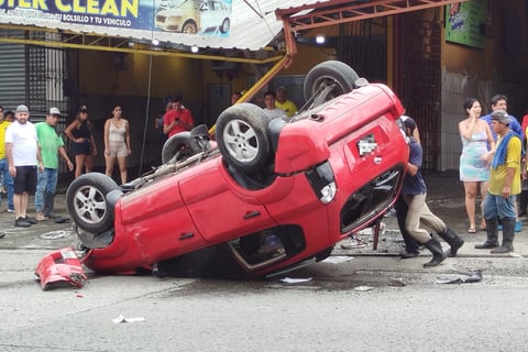 Auto se impactó contra una lavadora de carros y causó dos heridos en el norte de Guayaquil