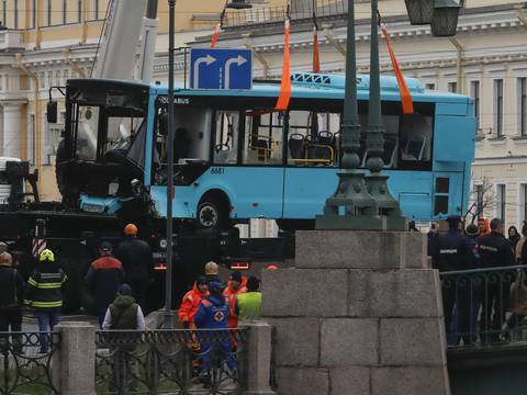 Siete fallecidos tras caída de bus en río de Rusia