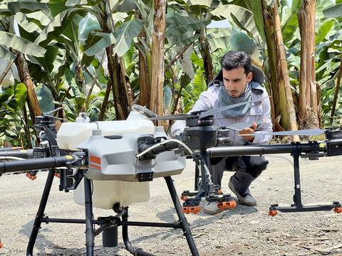 Sin saber del campo, cambió su trabajo de oficina en un área financiera para hacer fumigación con drones: Gustavo Paredes aprendió de cero a operar la nave no tripulada con la que se inició