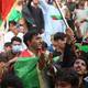 Manifestantes desafían a los talibanes ondeando la bandera afgana el Día de la Independencia