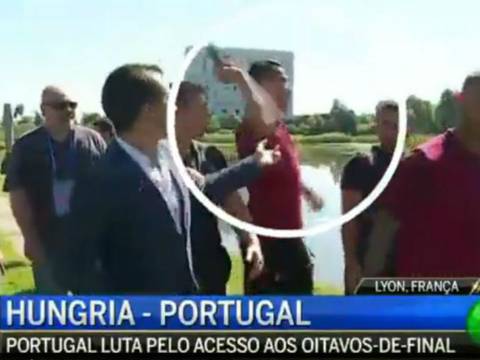 Cristiano Ronaldo lanza al agua el micrófono de un periodista