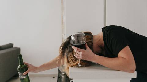 Las mujeres tienen mayor riesgo de daño hepático por el consumo de alcohol que los hombres: Esta es la razón científica