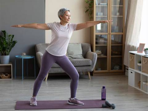 Cuáles son los mejores ejercicios para tonificar el cuerpo y aumentar la masa muscular en las mujeres de 50 años