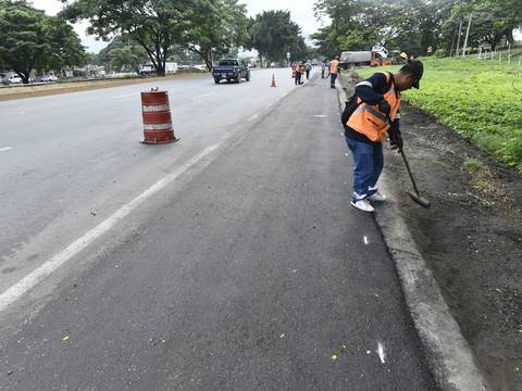 Municipio de Guayaquil asfalta carril auxiliar para nuevo retorno en vía a la costa