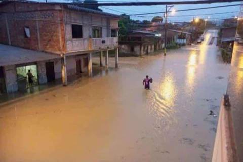 Lluvias en Manabí, Chimborazo, Bolívar, Cañar, Esmeraldas, Los Ríos y Santo Domingo obligan a reubicar recintos electorales. En Flavio Alfaro, inundación impide retiro de material