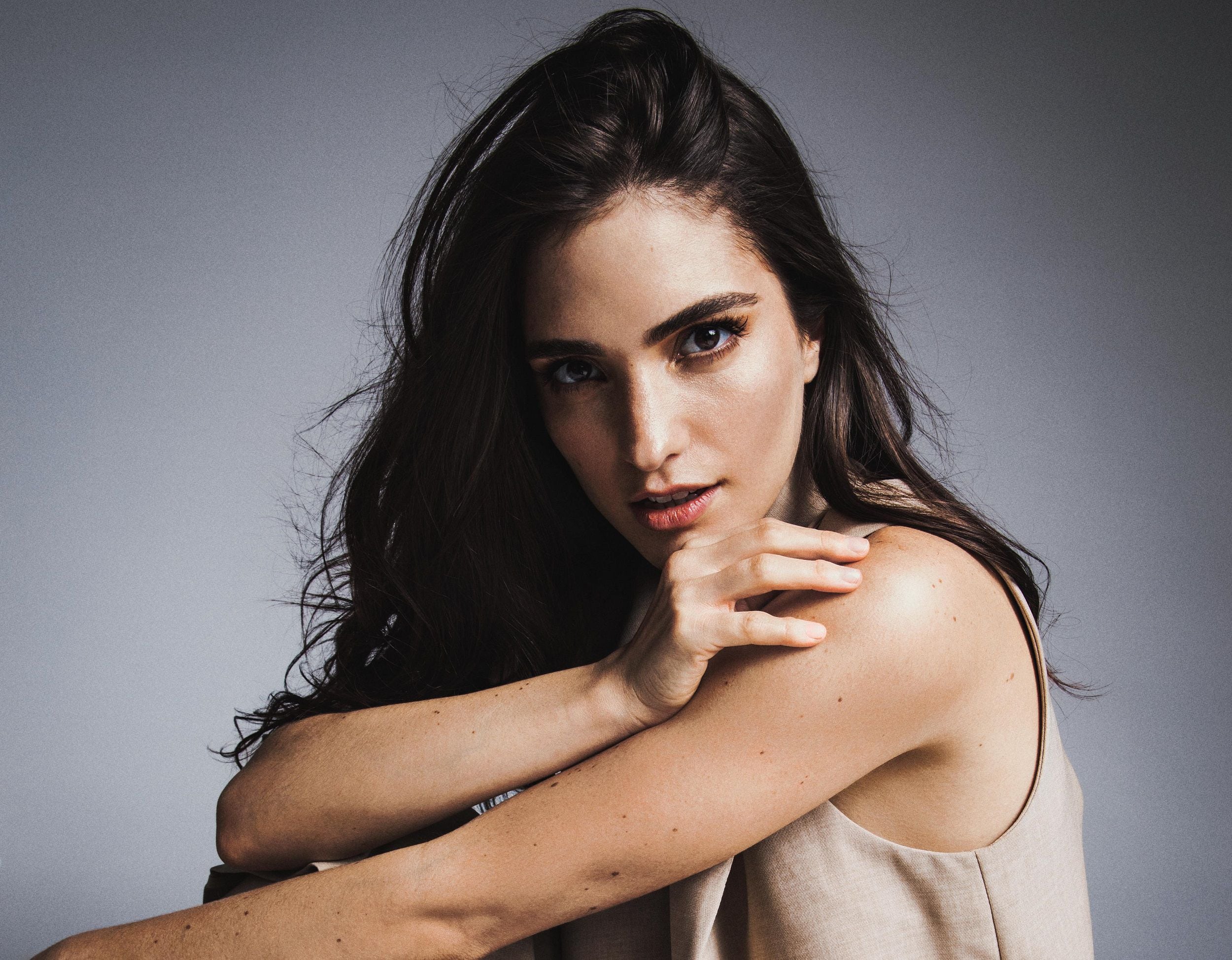 ‘Quiero que me conozcan por mi trabajo’, dice la actriz Shany Nadan, quien mañana estrena ‘Las Villamizar’ en Caracol Televisión