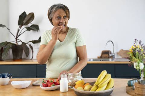 Los 3 tipos de alimentos que más engordan a las mujeres a partir de los 50 años
