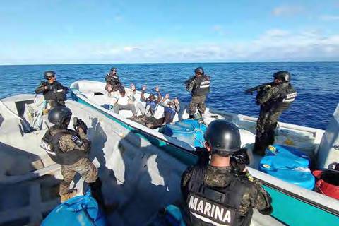 Incautan cocaína valorada en $ 32 millones en aguas de El Salvador y detienen a 6 extranjeros, uno de ellos ecuatoriano