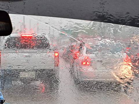 Más de 40 minutos en el tráfico: fuerte lluvia en Guayaquil genera inconvenientes en vías y negocios este lunes, 19 de febrero