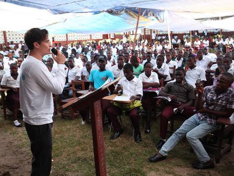 Orlando Bloom visita zonas afectadas por el ébola en Liberia