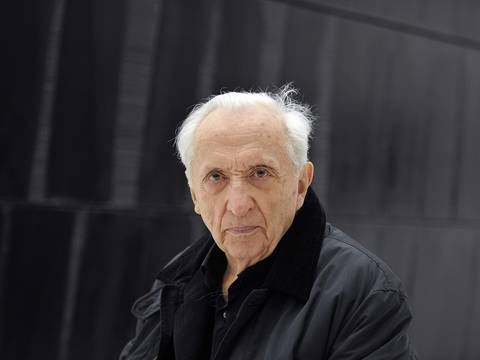 El pintor francés Pierre Soulages, de 99 años, será honrado en el Museo del Louvre en 2019