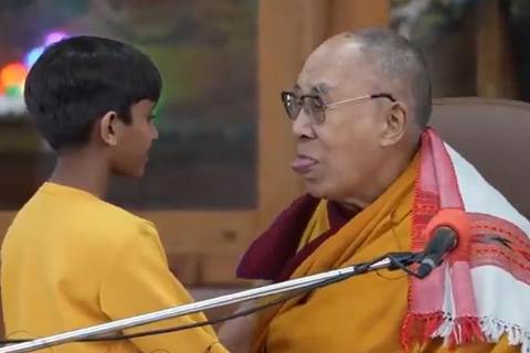 El dalái lama pide disculpas por besar a un niño y pedir que ‘chupe su lengua’ en un video que se hizo viral
