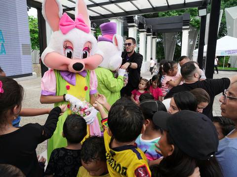 Entrega de huevos de Pascua y proyección de películas congrega a niños y padres en la plaza Guayarte, este domingo 31
