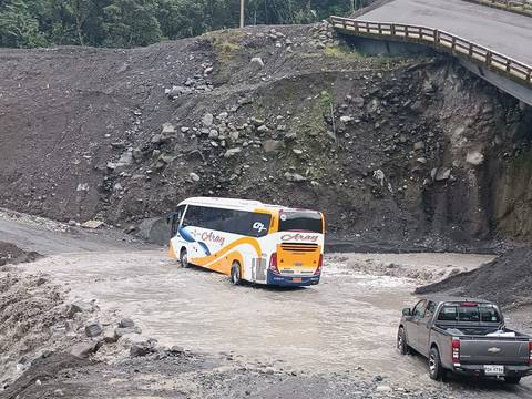 Conductores quedaron atrapados por al menos cinco horas por crecida del río Marker, en la provincia de Napo