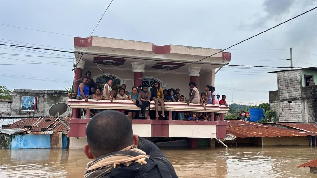 Con helicópteros y botes fueron rescatadas 530 personas en medio de inundaciones en Esmeraldas