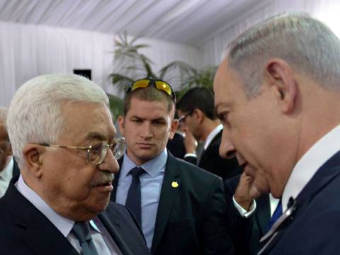 Apretón de manos entre Benjamin Netanyahu y Mahmud Abas en funeral de Shimon Peres