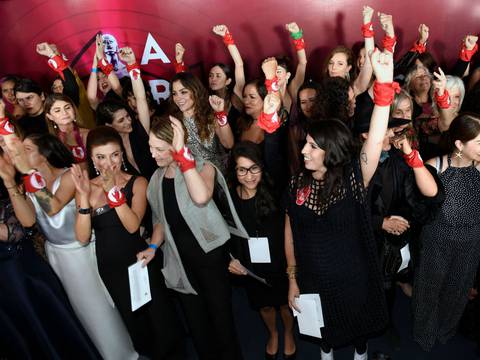 Pañuelos rojos contra violencia de género tiñen ceremonia de premios Ariel