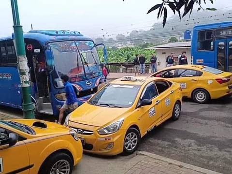 Bloquean vía Jipijapa-Guayaquil por protesta de transportistas