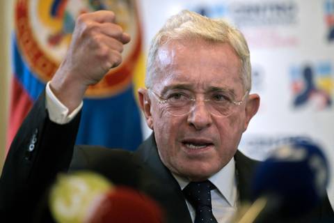 Álvaro Uribe niega vínculos con paramilitares que masacraron campesinos en Colombia