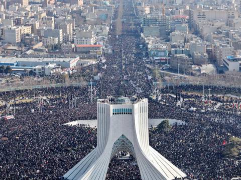 Multitudinario funeral para el general Soleimani en Teherán; miles piden venganza