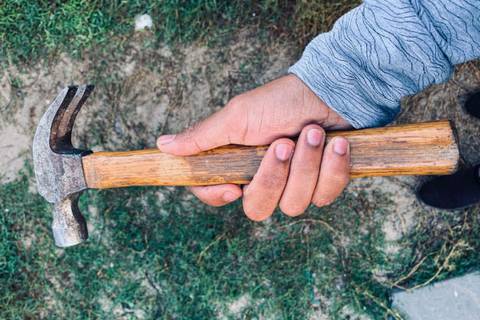 Condena de 14 años para hombre que golpeó con martillo a su esposa, en Imbabura