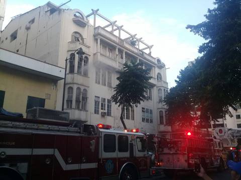 Bomberos controlan fuego en edificio del centro de Guayaquil