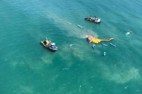 Un barco se hundió frente a las costas de Chanduy, en Santa Elena: 10 personas han sido rescatadas  
