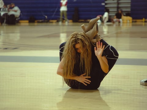 Así se logra la postura de yoga que usa Shakira para poner los dos pies detras de su cabeza