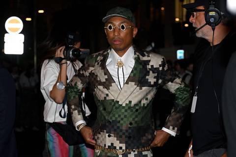 Pharrell Williams debutó como director creativo de Louis Vuitton en la pasarela de París, con invitados de lujo como Beyoncé y su esposo Jay-Z