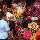 Comerciantes del Mercado de las Flores esperan mejores ventas de arreglos para el Día de la Madre; este año aumentaron los pedidos de rosas de colores llamativos