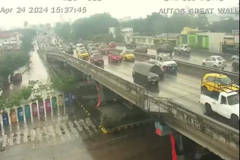 Calzada mojada y congestionamiento en varias vías de Guayaquil por lluvia registrada este miércoles