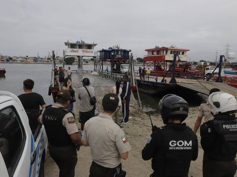 Roban $ 60.000 en camarón a una gabarra en el golfo de Guayaquil; hay un detenido 