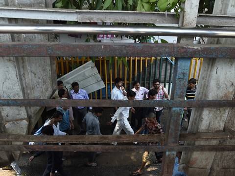 22 muertos deja estampida en puente peatonal de Bombay