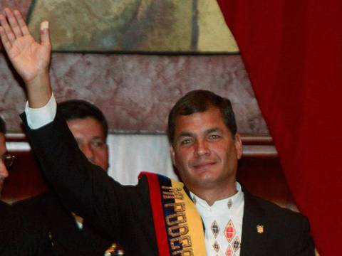 Correa asumió para último mandato prometiendo ahondar cambios