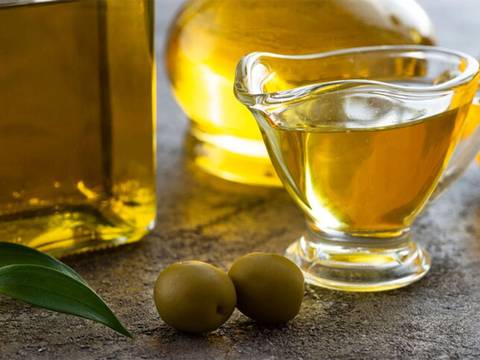 Así se prepara el remedio de aceite de oliva y jengibre para desinflamar y aliviar el dolor de las rodillas