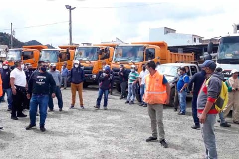 Trabajadores del Municipio de Loja paralizaron sus actividades en protesta ante falta de pago