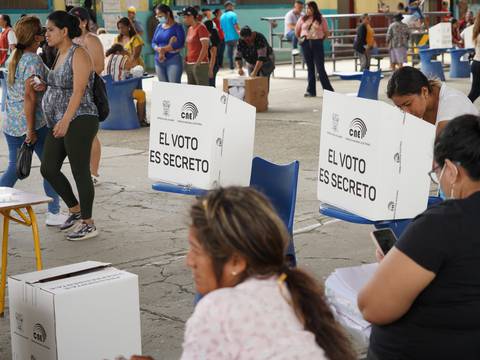 ¿Viajar o cancelar la multa de $ 45 por no votar en Ecuador?, dilemas de quienes viven en otras ciudades