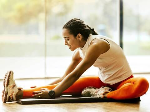 Stretching, la práctica que ayuda a aumentar la flexibilidad muscular y combatir la artritis, ¿en qué se diferencia del yoga?