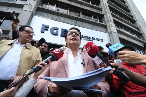 Fernando Villavicencio pide investigar a funcionarios de tres gobiernos por la negociación para la entrega de tres campos petroleros