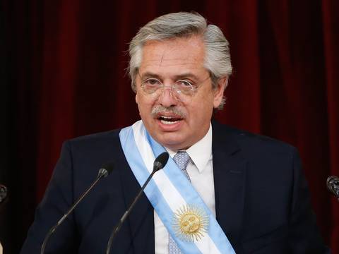 El presidente argentino Alberto Fernández achaca a su antecesor Mauricio Macri la alta deuda 