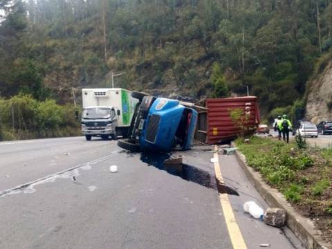Un camión se volcó sobre la avenida Simón Bolívar, en Quito; no hubo víctimas
