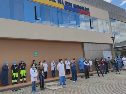 Ciudadano muere en el parqueadero del hospital del IESS de Sangolquí, se presume COVID-19