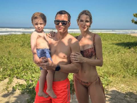 Lavinia Valbonesi disfruta el sábado junto con su familia en la playa