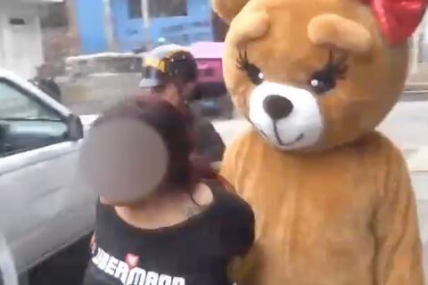 Policía peruano disfrazado de oso detiene a presunta traficante de drogas 