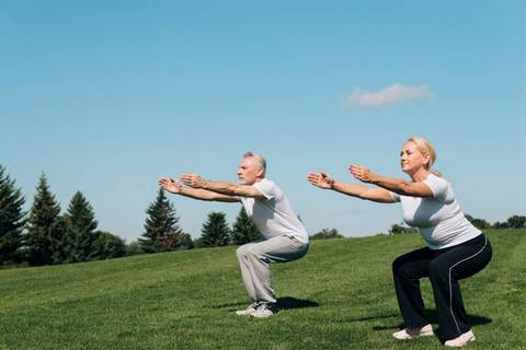 Este es el ejercicio que puede aliviar el dolor de las rodillas y las articulaciones en mayores de 50 años