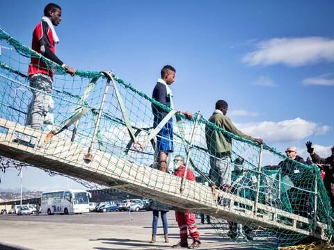 Barcos ya no socorren a migrantes que cruzan el mar Mediterráneo para llegar a Europa